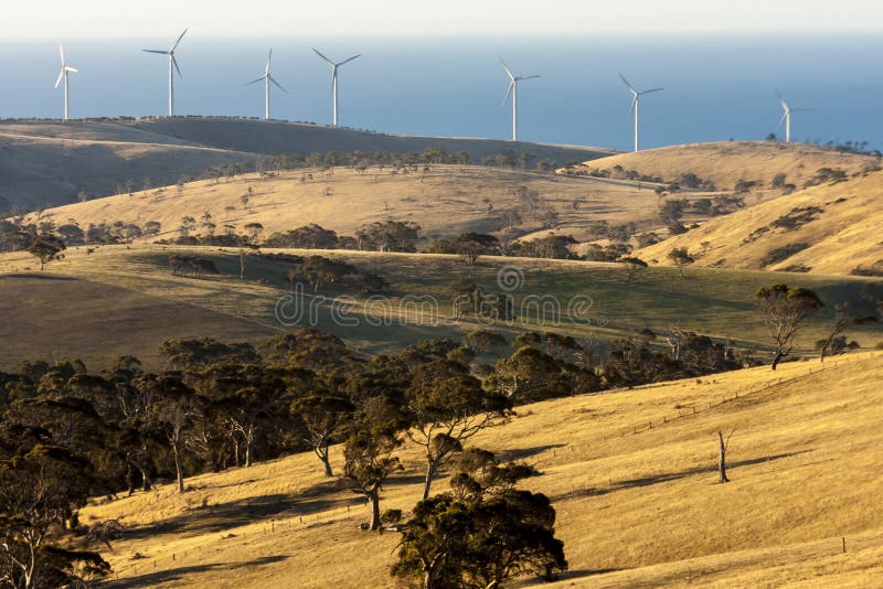 Paesaggio rurale con i parchi eolici vicino alla grande strada dell'oceano, Australia immagine stock Paesaggio rurale con i parchi eolici vicino alla grande strada dell'oceano, Australia immagine stock