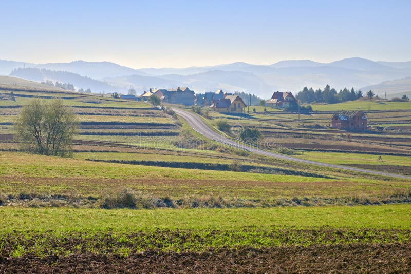 Paesaggio rurale con il villaggio nelle montagne di Pieniny fotografie stock Paesaggio rurale con il villaggio nelle montagne di Pieniny fotografie stock