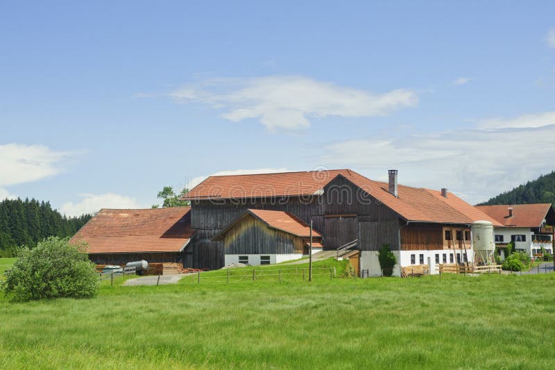 Paesaggio rurale con la bella casa dell'azienda agricola