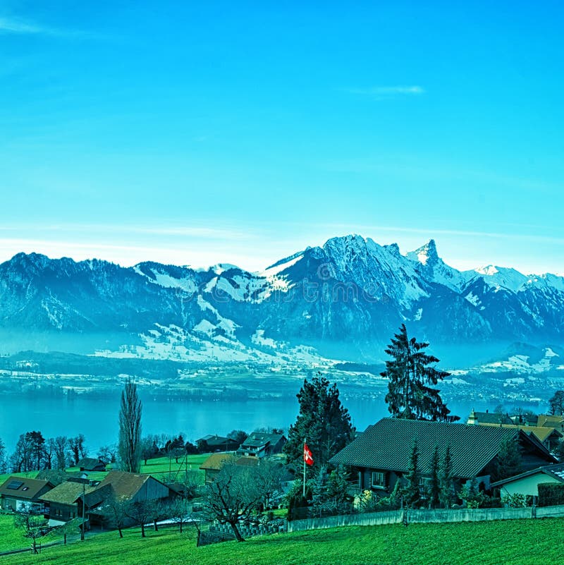 Paesaggio rurale svizzero vicino al lago Thun immagini stock Paesaggio rurale svizzero vicino al lago Thun immagini stock
