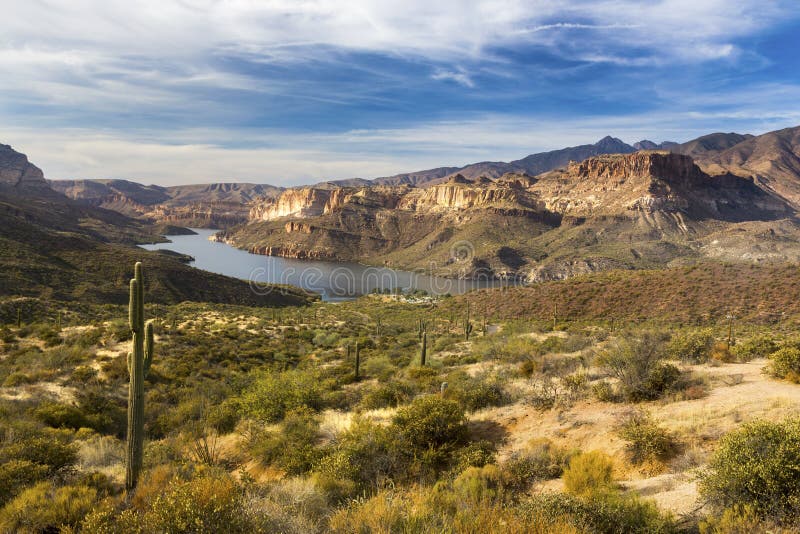 Paesaggio scenico del deserto del lago apache in montagne di superstizione dell'Arizona fotografie stock libere da diritti Paesaggio scenico del deserto del lago apache in montagne di superstizione dell'Arizona fotografie stock libere da diritti