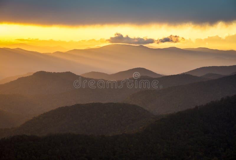 Paesaggio scenico del sud della natura delle montagne appalachiane di Ridge di tramonto blu della strada panoramica