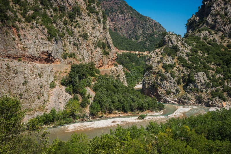 Paesaggio scenico della montagna con il fiume di Krikiliotis, Evritania fotografia stock Paesaggio scenico della montagna con il fiume di Krikiliotis, Evritania fotografia stock