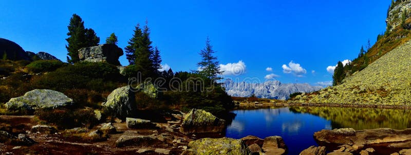 Paesaggio scenico della montagna di elevata altitudine con il lago della montagna