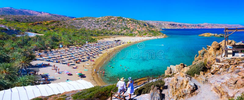 Paesaggio scenico delle palme, dell'acqua del turchese e della spiaggia tropicale, Vai, Creta fotografia stock libera da diritti Paesaggio scenico delle palme, dell'acqua del turchese e della spiaggia tropicale, Vai, Creta fotografia stock libera da diritti
