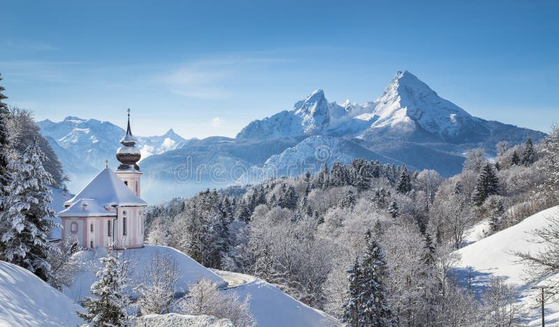 Paesaggio scenico di inverno nelle alpi con la chiesa immagini stock libere da diritti Paesaggio scenico di inverno nelle alpi con la chiesa immagini stock libere da diritti