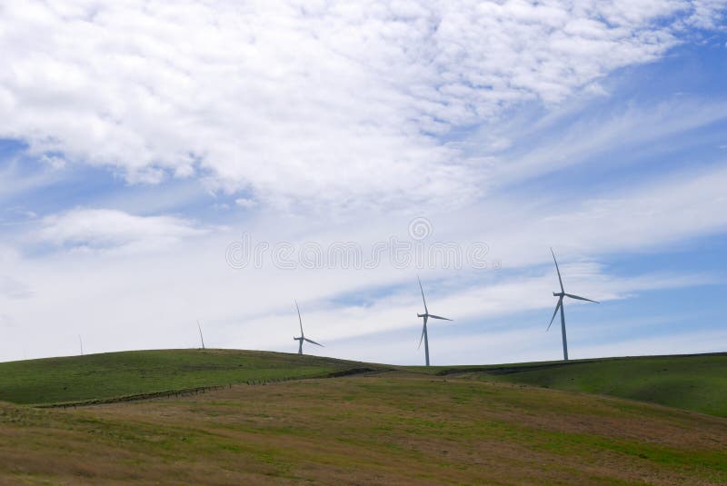 paesaggio semplice con i generatori eolici, Rolling Hills e cielo blu nuvoloso fotografia stock libera da diritti paesaggio semplice con i generatori eolici, Rolling Hills e cielo blu nuvoloso fotografia stock libera da diritti