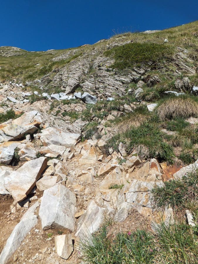 Download Paesaggio Stupefacente Dall'itinerario A Scalare Un Picco Di Vihren, Montagna Di Pirin Fotografia Stock - Immagine di roccia, lago: 117981872