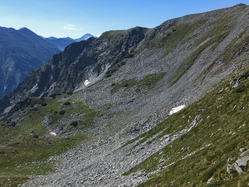 Download Paesaggio Stupefacente Dall'itinerario A Scalare Un Picco Di Vihren, Montagna Di Pirin Fotografia Stock - Immagine di naturalizzato, verde: 117981898