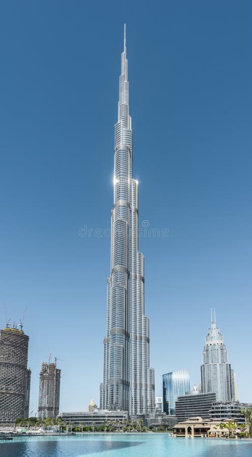Paesaggio urbano con Burj Khalifa, baia di affari, Dubai, novembre 2016 immagine stock Paesaggio urbano con Burj Khalifa, baia di affari, Dubai, novembre 2016 immagine stock