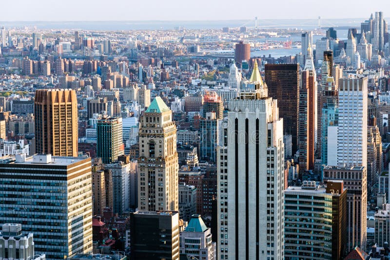 Paesaggio urbano con i grattacieli, vista superiore di Manhattan di New York fotografia stock libera da diritti Paesaggio urbano con i grattacieli, vista superiore di Manhattan di New York fotografia stock libera da diritti