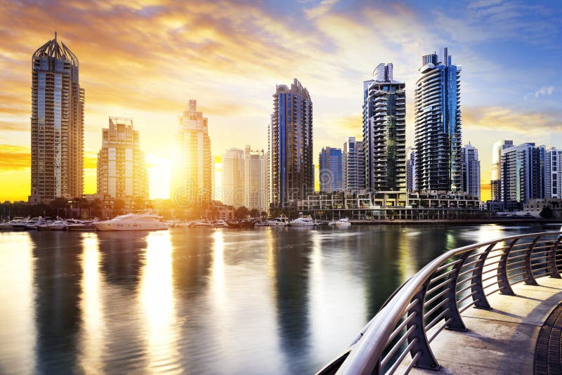 Paesaggio urbano del Dubai alla notte, Emirati Arabi Uniti fotografia stock libera da diritti Paesaggio urbano del Dubai alla notte, Emirati Arabi Uniti fotografia stock libera da diritti
