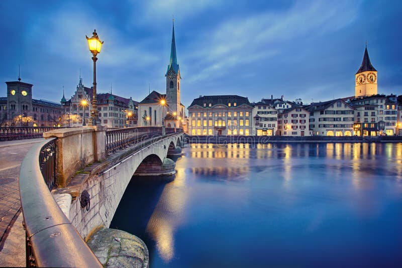 Paesaggio urbano della notte Zurigo, Svizzera