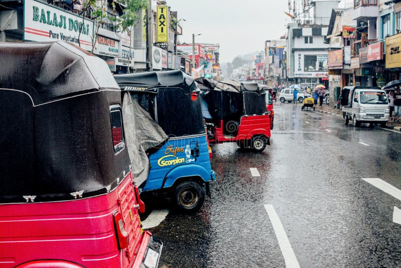 Paesaggio urbano della via nella città di Kandy immagine stock libera da diritti Paesaggio urbano della via nella città di Kandy immagine stock libera da diritti