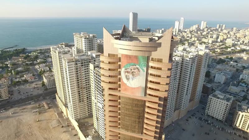 Paesaggio urbano di Ajman con la vista superiore aerea delle costruzioni moderne