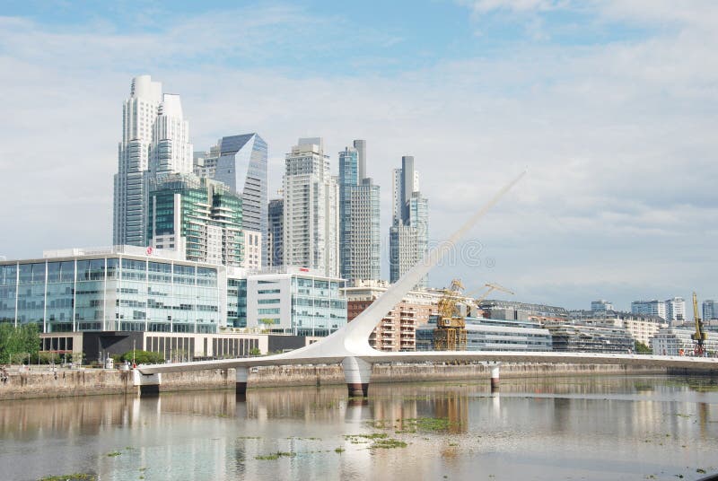 Paesaggio urbano di Buenos Aires, Puente de la Mujer Capitale dell'Argentina fotografie stock Paesaggio urbano di Buenos Aires, Puente de la Mujer Capitale dell'Argentina fotografie stock