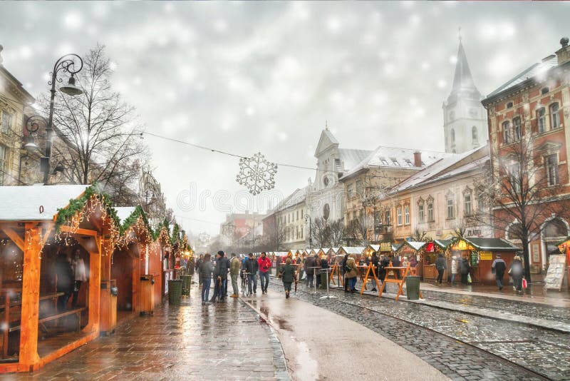 Paesaggio urbano di festa - vista del mercato di Natale del centro di Kosice fotografia stock libera da diritti Paesaggio urbano di festa - vista del mercato di Natale del centro di Kosice fotografia stock libera da diritti