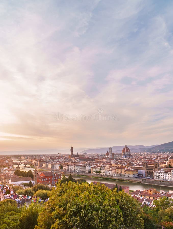 Paesaggio urbano di Firenze con il ponte di Ponte Vecchio, la cattedrale di Santa Maria del Fiore ed il cielo spettacolare di tra immagini stock libere da diritti Paesaggio urbano di Firenze con il ponte di Ponte Vecchio, la cattedrale di Santa Maria del Fiore ed il cielo spettacolare di tra immagini stock libere da diritti