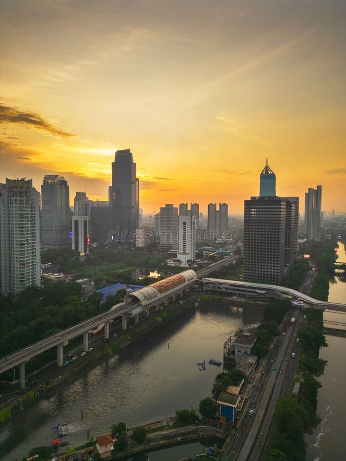 Paesaggio urbano di jakarta al tramonto fotografie stock libere da diritti