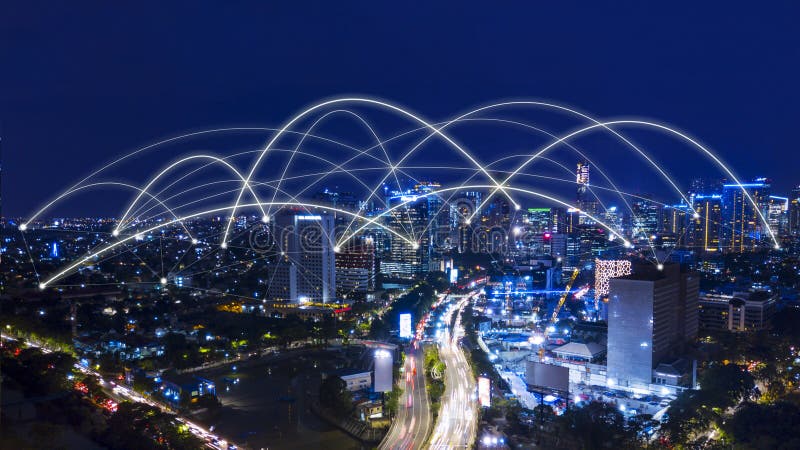 Paesaggio urbano di Jakarta con la rete del collegamento alla notte fotografia stock
