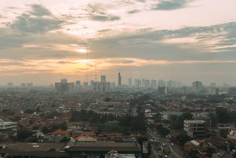 Paesaggio urbano di Jakarta con le alte costruzioni locali di aumento, dei grattacieli e del tetto a spigolo di mattonelle rosse fotografia stock