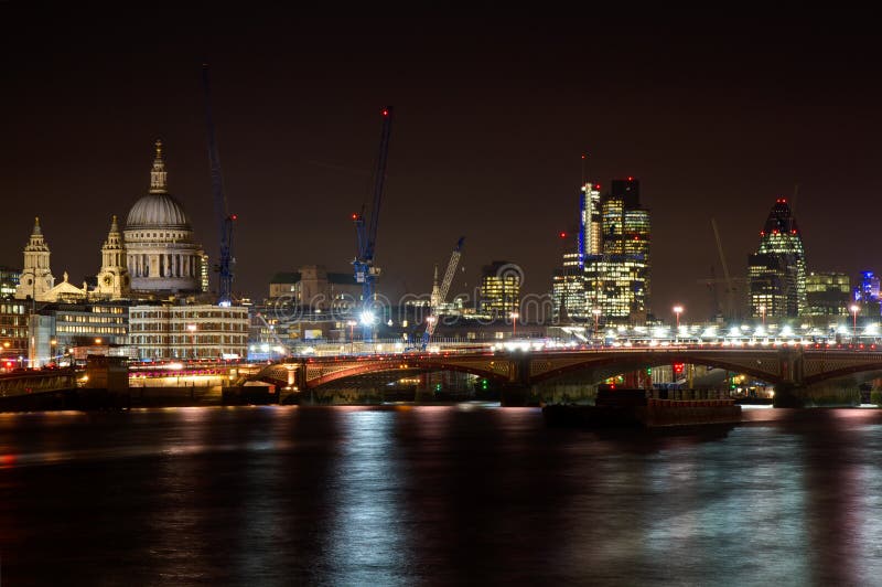 Paesaggio urbano di Londra con la cattedrale della st Paul fotografia stock libera da diritti Paesaggio urbano di Londra con la cattedrale della st Paul fotografia stock libera da diritti
