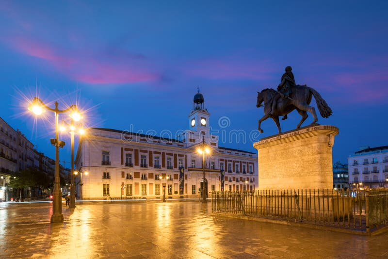 Paesaggio urbano di Madrid alla notte Paesaggio del quadrato chilometro di Puerta del Sol
