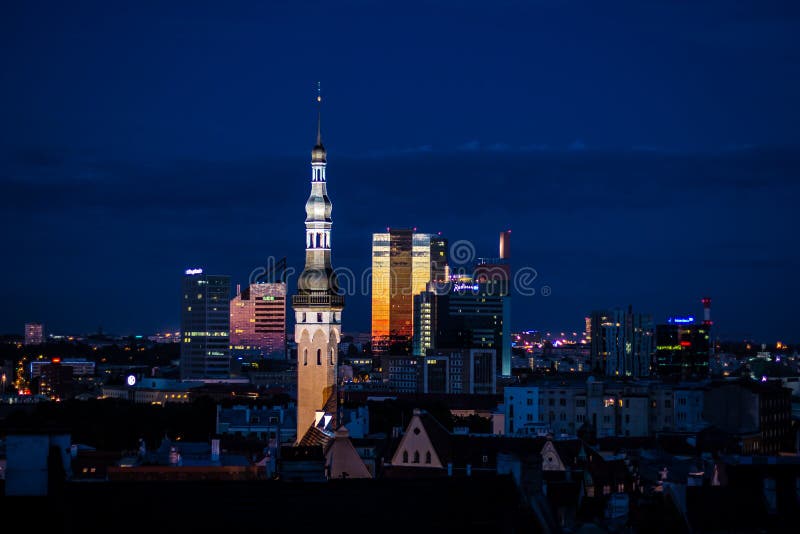 Paesaggio urbano di notte di vecchie costruzioni medievali e moderne di Tallinn, dell'Estonia, con illuminazione fotografia stock Paesaggio urbano di notte di vecchie costruzioni medievali e moderne di Tallinn, dell'Estonia, con illuminazione fotografia stock