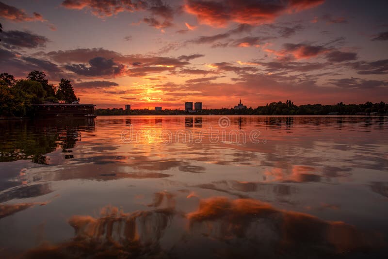 Paesaggio urbano di tramonto di Bucarest nel parco di Herastrau nel tempo settembre di autunno immagini stock Paesaggio urbano di tramonto di Bucarest nel parco di Herastrau nel tempo settembre di autunno immagini stock