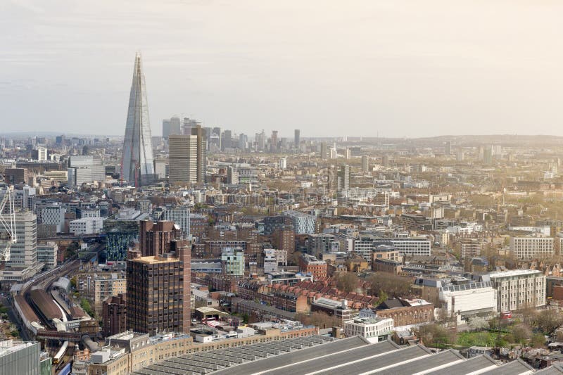Paesaggio urbano e orizzonte di Londra con la costruzione più alta nel Regno Unito ed Europa, punti di riferimento architettonici