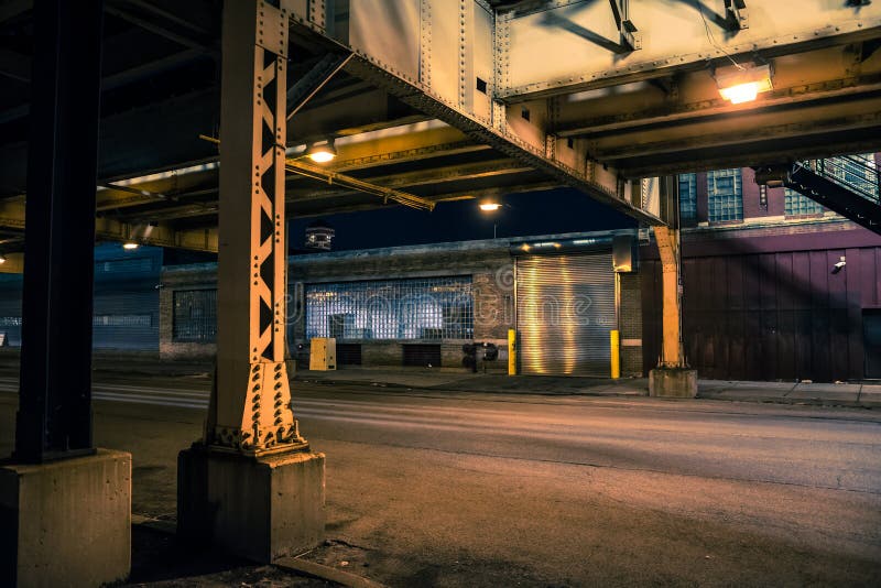 Paesaggio urbano scuro e sinistro di notte della via della città di Chicago