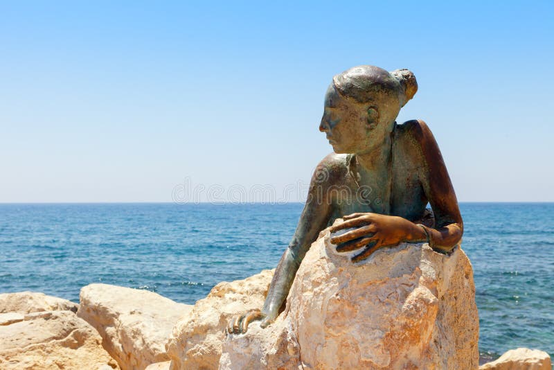 PAFO, CIPRO - 24 luglio 2019: Statua bronzea di giovane Afrodite della dea dell'amore fotografia stock PAFO, CIPRO - 24 luglio 2019: Statua bronzea di giovane Afrodite della dea dell'amore fotografia stock