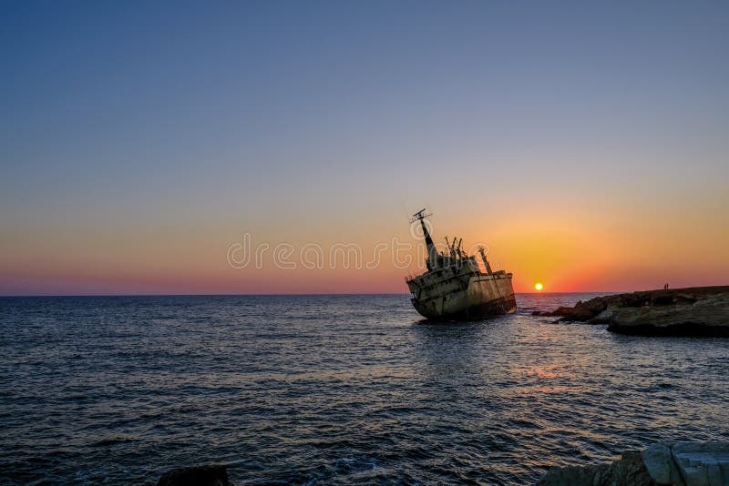 Pafos, Cyprus - Oktober 4, 2017: Schipbreuk bij zonsondergang royalty-vrije stock foto Pafos, Cyprus - Oktober 4, 2017: Schipbreuk bij zonsondergang royalty-vrije stock foto