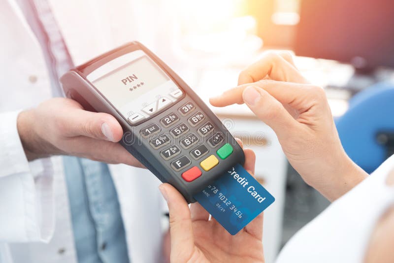Pagamento dalla carta di credito con il terminale immagini stock Pagamento dalla carta di credito con il terminale immagini stock