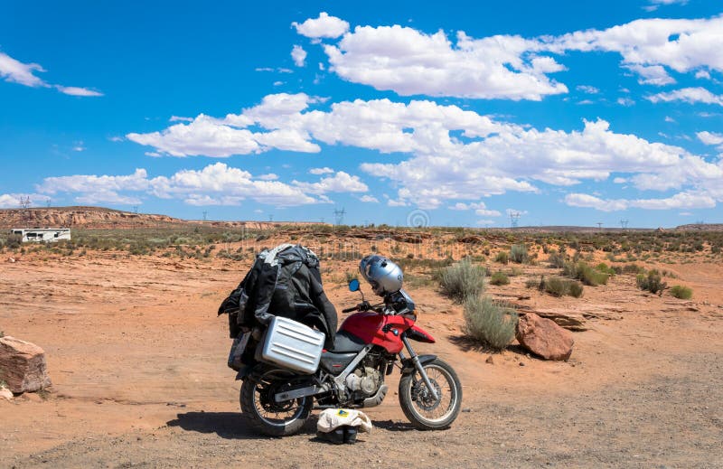  Motocicleta turística en el fondo del desierto de Arizona.  Verano, viaje, a, el, atracciones naturales, de, américa Colección de imágen