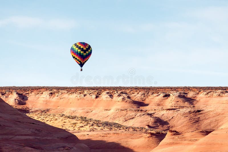 PAGE, ARIZONA/USA - 8 NOVEMBRE : Air chaud montant en ballon près de la page dedans photographie stock PAGE, ARIZONA/USA - 8 NOVEMBRE : Air chaud montant en ballon près de la page dedans photographie stock