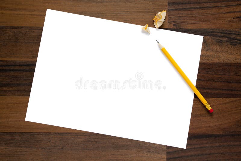 Page blanc de papier, de crayon et de copeaux sur le bureau image stock Page blanc de papier, de crayon et de copeaux sur le bureau image stock
