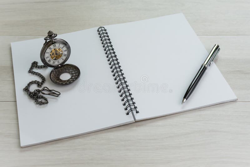 Cahier ouvert sur une page blanche avec un stylo Stock Photo