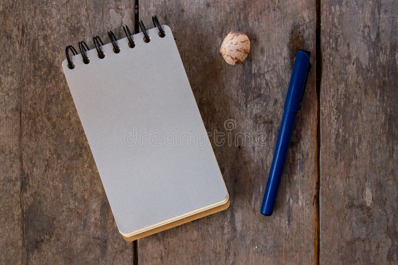 Pagina in bianco e penna del blocco note a spirale su fondo di legno Foto vuota di vista superiore dello sketchbook Blocco note d fotografia stock libera da diritti Pagina in bianco e penna del blocco note a spirale su fondo di legno Foto vuota di vista superiore dello sketchbook Blocco note d fotografia stock libera da diritti
