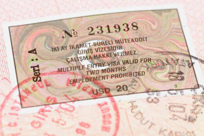 Pagina del passaporto con il visto della Turchia ed il timbro di controllo di immigrazione fotografie stock Pagina del passaporto con il visto della Turchia ed il timbro di controllo di immigrazione fotografie stock