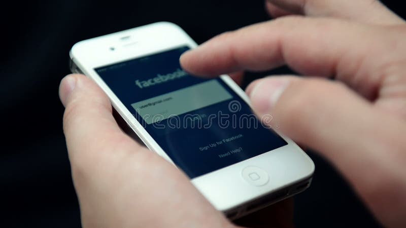 Pagina di connessione di Facebook su un'esposizione bianca di iPhone