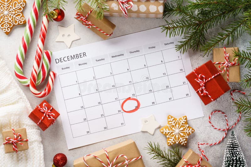 Pagina di pianificazione con scatole regalo natalizie e decorazioni intorno fotografia stock libera da diritti Pagina di pianificazione con scatole regalo natalizie e decorazioni intorno fotografia stock libera da diritti