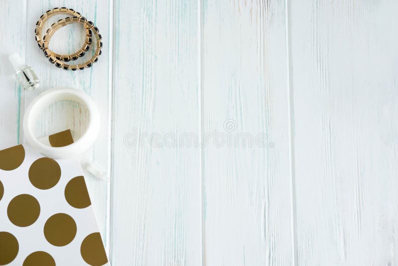 Pagina per l'insegna di bellezza con il blocco note e le decorazioni Braccialetti della mano delle donne su un fondo di legno Ins fotografie stock libere da diritti Pagina per l'insegna di bellezza con il blocco note e le decorazioni Braccialetti della mano delle donne su un fondo di legno Ins fotografie stock libere da diritti