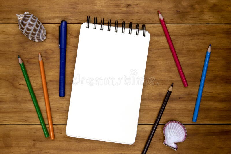 Pagină goală de blocnotes spiral pe masă din lemn. creion creion și fotografie cu peniță plată. vizualizare sus tabel schiță pagin stock images