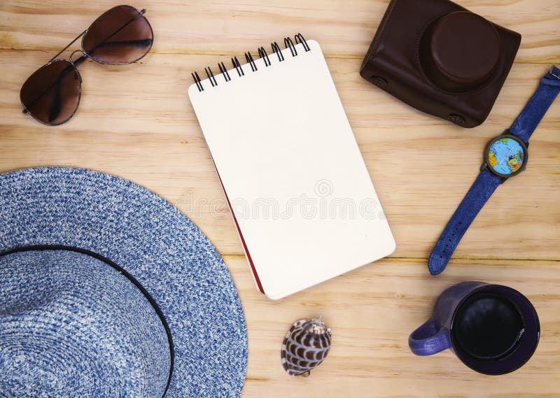 Pagină goală de blocnotes spiral pe masă din lemn. fotografie de călătorie în vară. pagină de schiță goală în vizualizarea de sus stock image