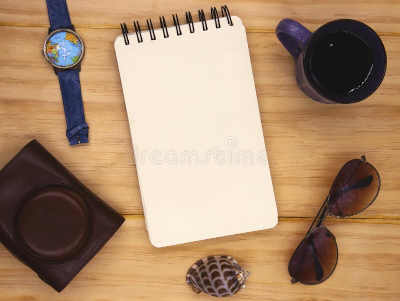 Pagină goală de blocnotes spiral pe masă din lemn. fotografie de călătorie în vară. pagină de schiță goală în vizualizarea de sus royalty free stock photo