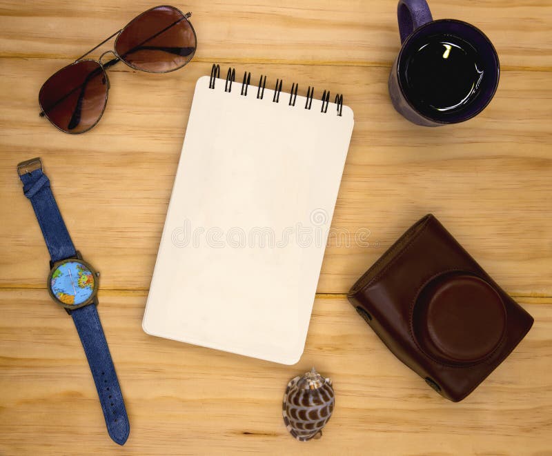 Pagină goală de blocnotes spiral pe masă din lemn. fotografie fixă de călătorie de vară. pagină schiță goală royalty free stock image