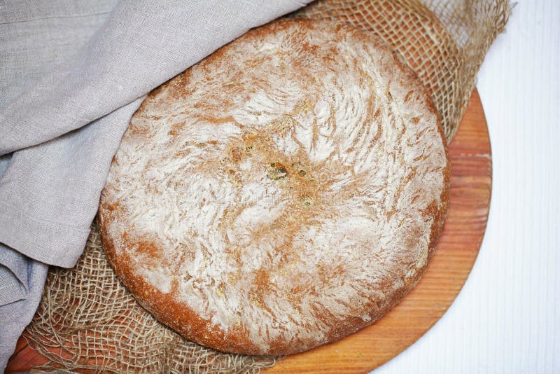 Pagnotta rustica del pane di segale e della farina di mais, intero spolverata con farina immagini stock libere da diritti Pagnotta rustica del pane di segale e della farina di mais, intero spolverata con farina immagini stock libere da diritti