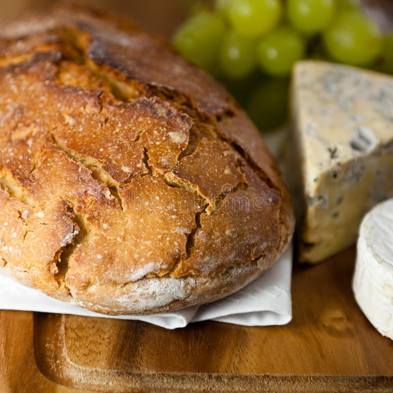 Pagnotta rustica di pane e di formaggio fotografia stock
