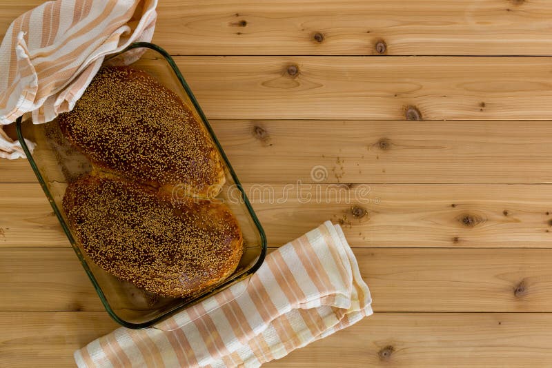 Pagnotte di pane intero sano recentemente al forno fotografie stock libere da diritti Pagnotte di pane intero sano recentemente al forno fotografie stock libere da diritti